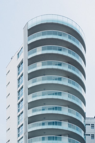 白色的高层建筑
